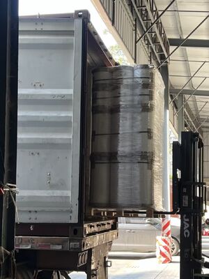 فیلم PET فلزی با مقاومت گرما تا 110 درجه سانتیگراد، وزن سفارشی و سطح بازتاب دهنده صاف برای بسته بندی و لایه بندی مواد غذایی