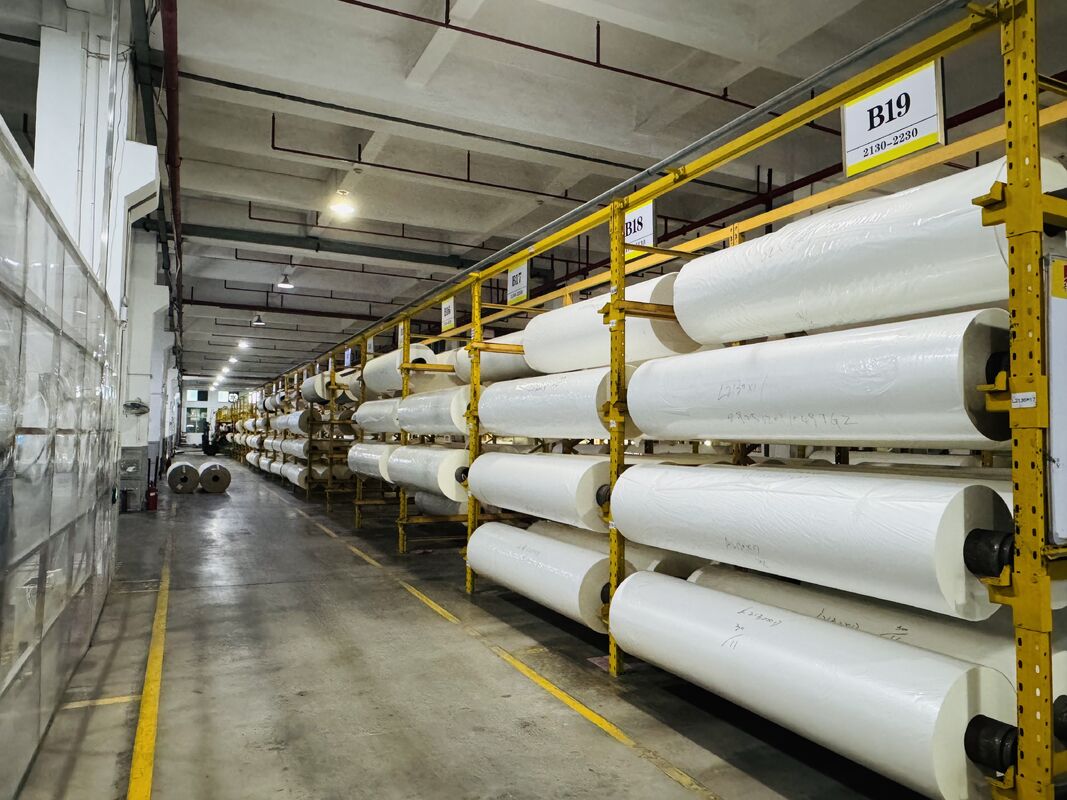 فیلمی لایه بندی حرارتی PET با وضوح بالا با درخشش بیش از 90 درجه و ضخامت 11-250 میکران برای لایه بندی حرارتی