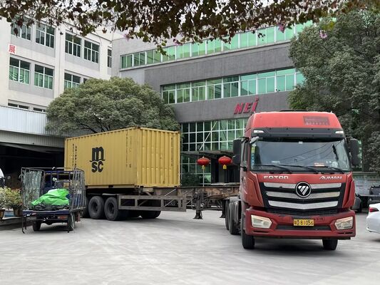 فیلم PET فلزی شده سفارشی با مقاومت گرما تا 110 درجه سانتیگراد و سطح بازتاب دهنده صاف برای بسته بندی و لایه بندی